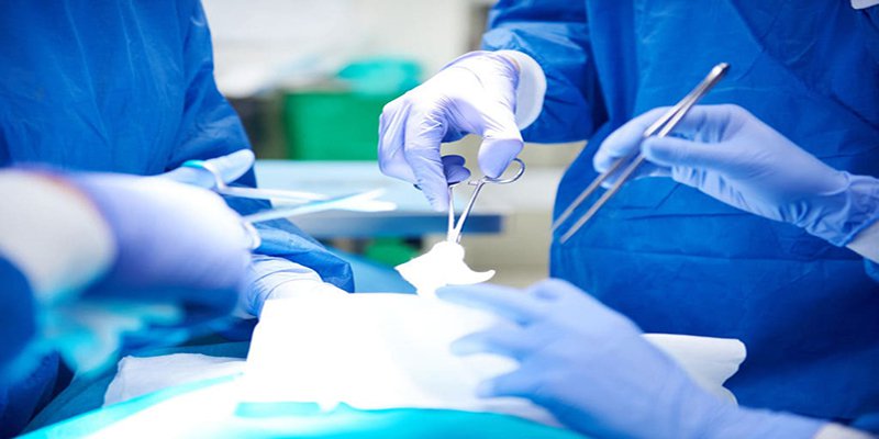 Bác sĩ thẩm mỹ đang thực hiện tiểu phẫu Bác sĩ thẩm mỹ đang thực hiện tiểu phẫu