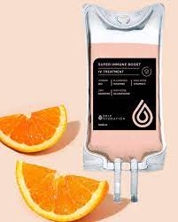 Một chai dung dịch truyền Drip, chứa các thành phần như vitamin C, glutathione và collagen Một chai dung dịch truyền Drip, chứa các thành phần như vitamin C, glutathione và collagen